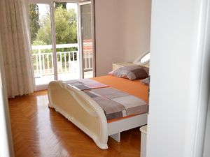 23587830-Ferienwohnung-5-Okrug Gornji-300x225-3