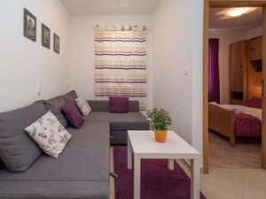 22446705-Ferienwohnung-3-Okrug Gornji-300x225-4