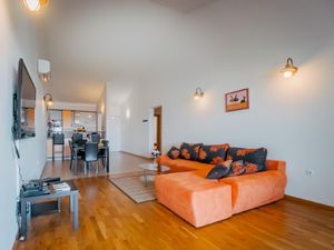 23680531-Ferienwohnung-6-Okrug Gornji-300x225-3