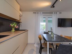 23542762-Ferienwohnung-3-Okrug Gornji-300x225-5