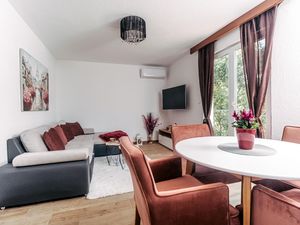 23580572-Ferienwohnung-6-Okrug Gornji-300x225-4