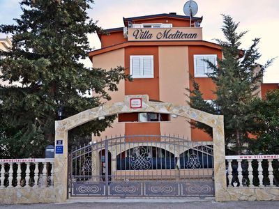 Außenansicht des Gebäudes. Villa Mediteran Okrug Gornji in Kroatien