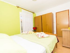 22330943-Ferienwohnung-8-Okrug Gornji-300x225-5