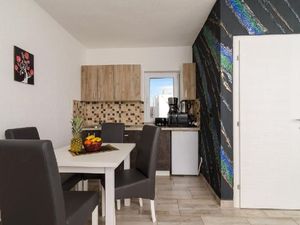 23588609-Ferienwohnung-4-Okrug Gornji-300x225-5