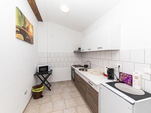 23765192-Ferienwohnung-3-Okrug Gornji-300x225-5