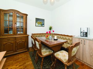 23949484-Ferienwohnung-4-Okrug Gornji-300x225-4