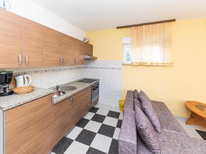 24000743-Ferienwohnung-3-Okrug Gornji-300x225-3