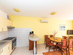 24000746-Ferienwohnung-5-Okrug Gornji-300x225-3