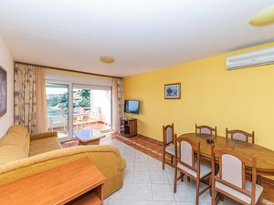 24000748-Ferienwohnung-5-Okrug Gornji-300x225-2