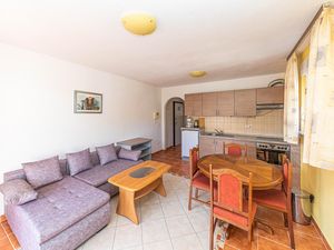 24000750-Ferienwohnung-3-Okrug Gornji-300x225-3