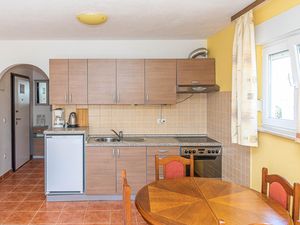 24000750-Ferienwohnung-3-Okrug Gornji-300x225-5