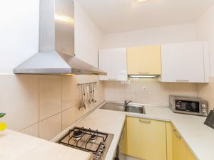 24001253-Ferienwohnung-4-Okrug Gornji-300x225-5