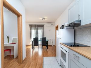 23047985-Ferienwohnung-4-Okrug Gornji-300x225-5