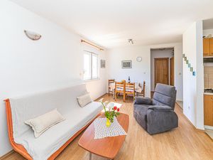 24005189-Ferienwohnung-3-Okrug Gornji-300x225-3