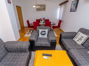 23989609-Ferienwohnung-5-Okrug Gornji-300x225-2