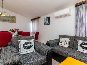 23989609-Ferienwohnung-5-Okrug Gornji-300x225-3