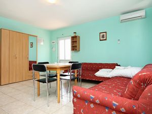 18323180-Ferienwohnung-4-Okrug Gornji-300x225-1