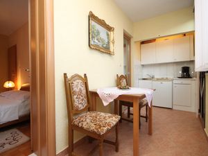 18323872-Ferienwohnung-2-Okrug Gornji-300x225-0