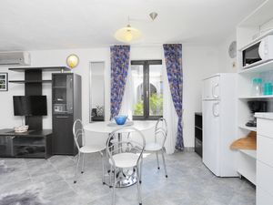 18321453-Ferienwohnung-4-Okrug Gornji-300x225-4