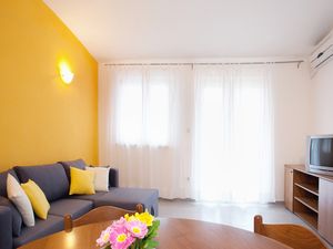 18323273-Ferienwohnung-4-Okrug Gornji-300x225-1