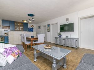 18321471-Ferienwohnung-5-Okrug Gornji-300x225-2