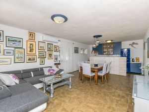 18321471-Ferienwohnung-5-Okrug Gornji-300x225-3