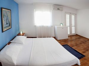 18323406-Ferienwohnung-3-Okrug Gornji-300x225-5