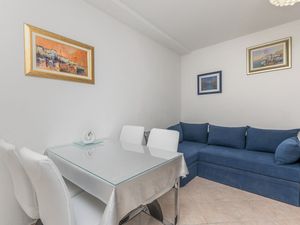 18322647-Ferienwohnung-3-Okrug Gornji-300x225-3