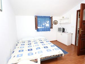 18511316-Ferienwohnung-3-Okrug Gornji-300x225-1