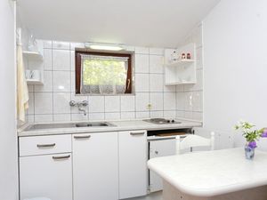 18511316-Ferienwohnung-3-Okrug Gornji-300x225-4