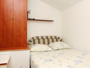 18511316-Ferienwohnung-3-Okrug Gornji-300x225-5