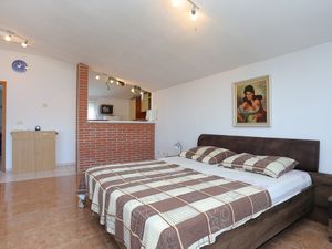 18511387-Ferienwohnung-5-Okrug Gornji-300x225-4