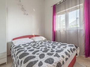 18742370-Ferienwohnung-4-Okrug Gornji-300x225-4