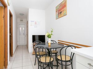 18790059-Ferienwohnung-4-Okrug Gornji-300x225-2