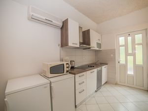 19086443-Ferienwohnung-3-Okrug Gornji-300x225-4