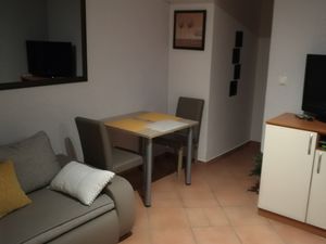 22330801-Ferienwohnung-8-Okrug Gornji-300x225-5