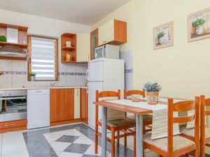 23132631-Ferienwohnung-6-Okrug Gornji-300x225-4