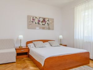 23132631-Ferienwohnung-6-Okrug Gornji-300x225-5