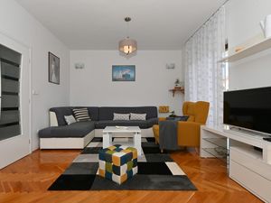 23182535-Ferienwohnung-7-Okrug Gornji-300x225-1