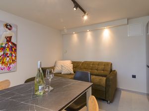 23376316-Ferienwohnung-3-Okrug Gornji-300x225-1