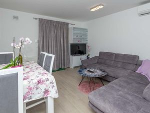 23650514-Ferienwohnung-4-Okrug Gornji-300x225-1