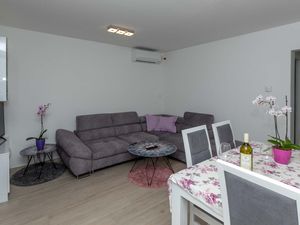 23650514-Ferienwohnung-4-Okrug Gornji-300x225-2