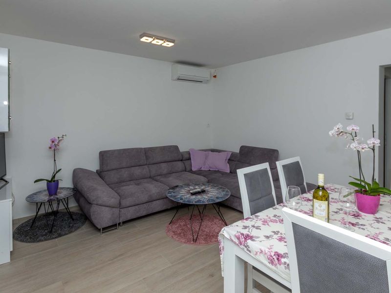 23650514-Ferienwohnung-4-Okrug Gornji-800x600-2