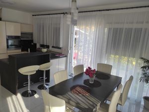 23675138-Ferienwohnung-4-Okrug Gornji-300x225-1