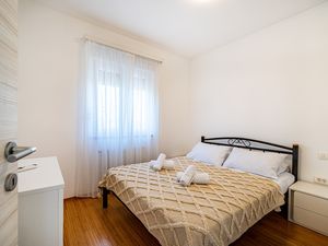 23675138-Ferienwohnung-4-Okrug Gornji-300x225-3