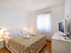 23675138-Ferienwohnung-4-Okrug Gornji-300x225-4