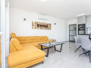 23994973-Ferienwohnung-6-Okrug Gornji-300x225-3