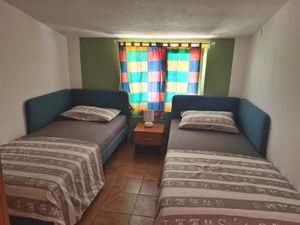 23929618-Ferienwohnung-4-Okrug Gornji-300x225-5