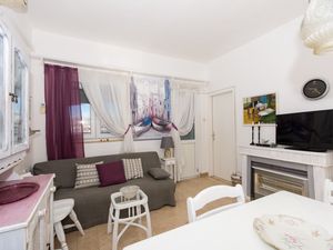 23926046-Ferienwohnung-5-Okrug Gornji-300x225-2