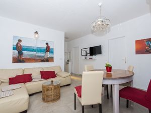 23926047-Ferienwohnung-5-Okrug Gornji-300x225-2